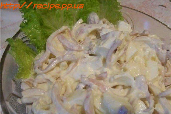 Очень вкусный салат из кальмаров с плавленым сыром